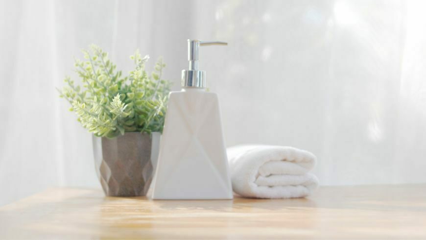 Shampoo dispenser in an hotel, to replace the single-use bottles